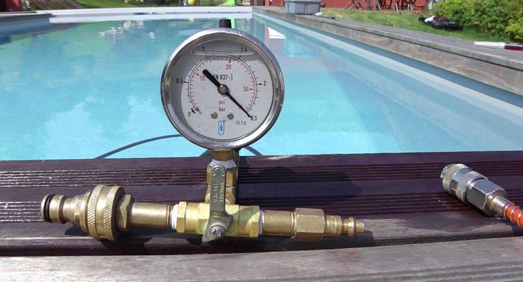 Recherche de fuites d'eau en piscine avec le test de pression réseaux - Detect Fuites spécialiste recherche dégâts des eaux Saint-Nazaire