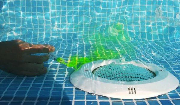 Recherche de fuites d'eau en piscine avec la technique du test à la fluorescéine