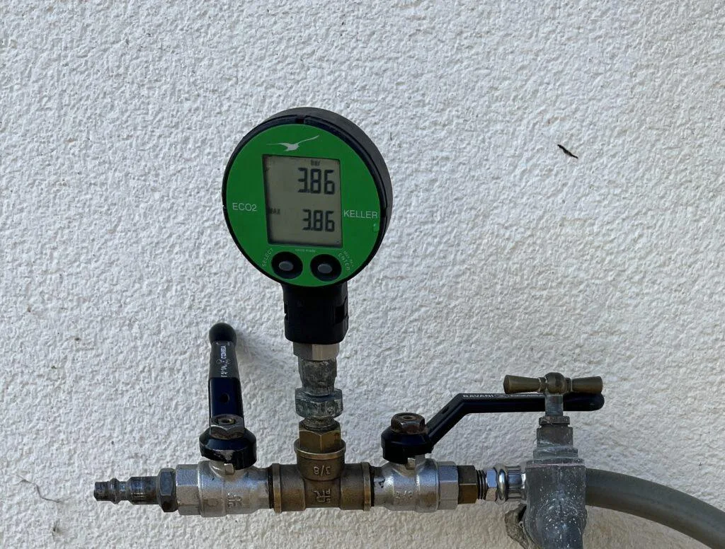 Recherche de fuites d'eau par manomètre digital - Detect Fuites spécialiste de la recherche de fuites d'eau et repérage réseaux