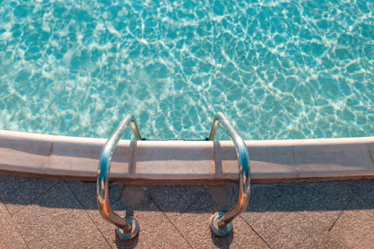 Lire la suite à propos de l’article Préparer sa piscine pour l&rsquo;été : détecter les fuites avant ouverture