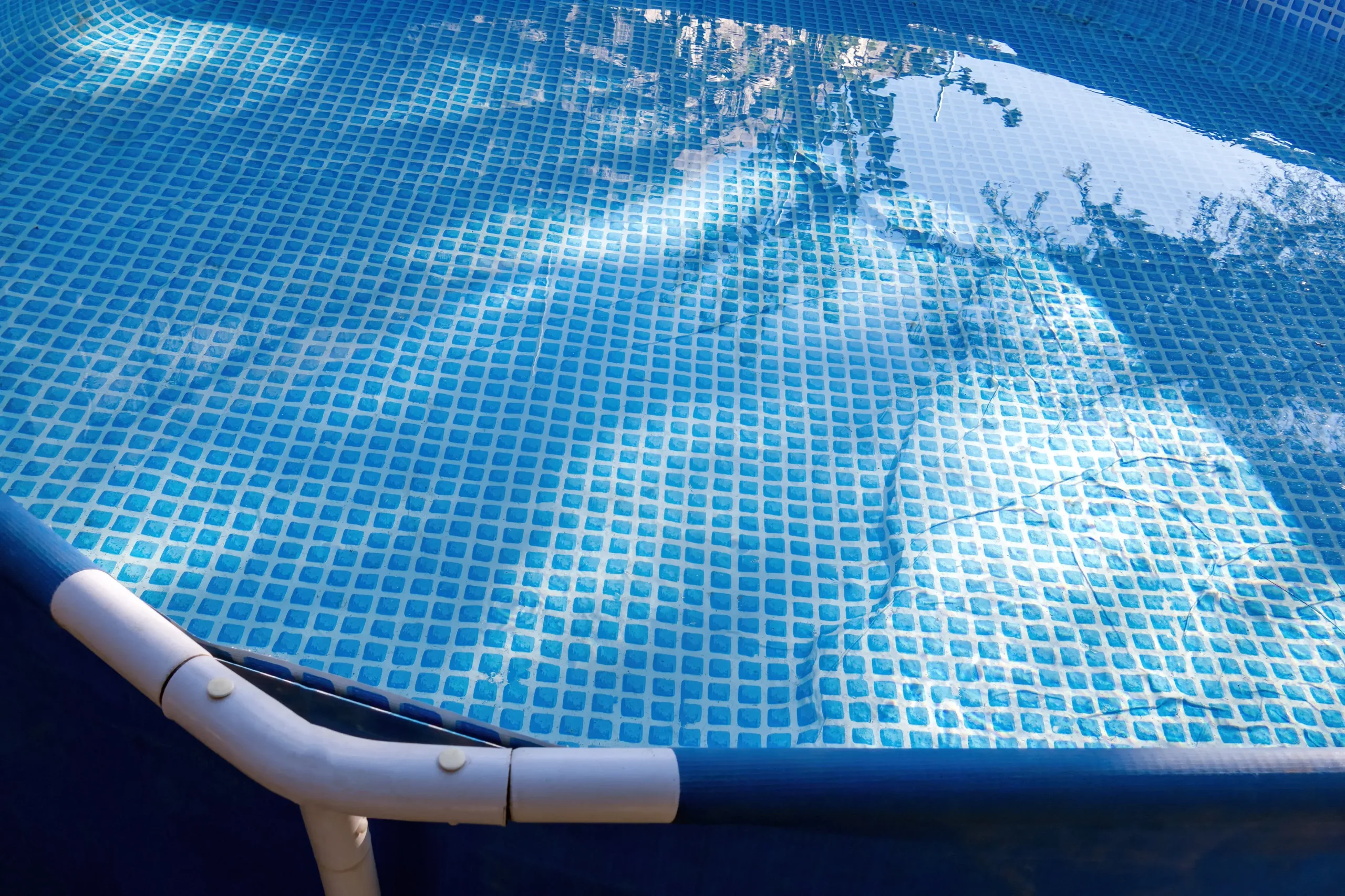 Lire la suite à propos de l’article Piscine gonflable ou hors-sol : comment détecter une fuite et la réparer soi-même ?