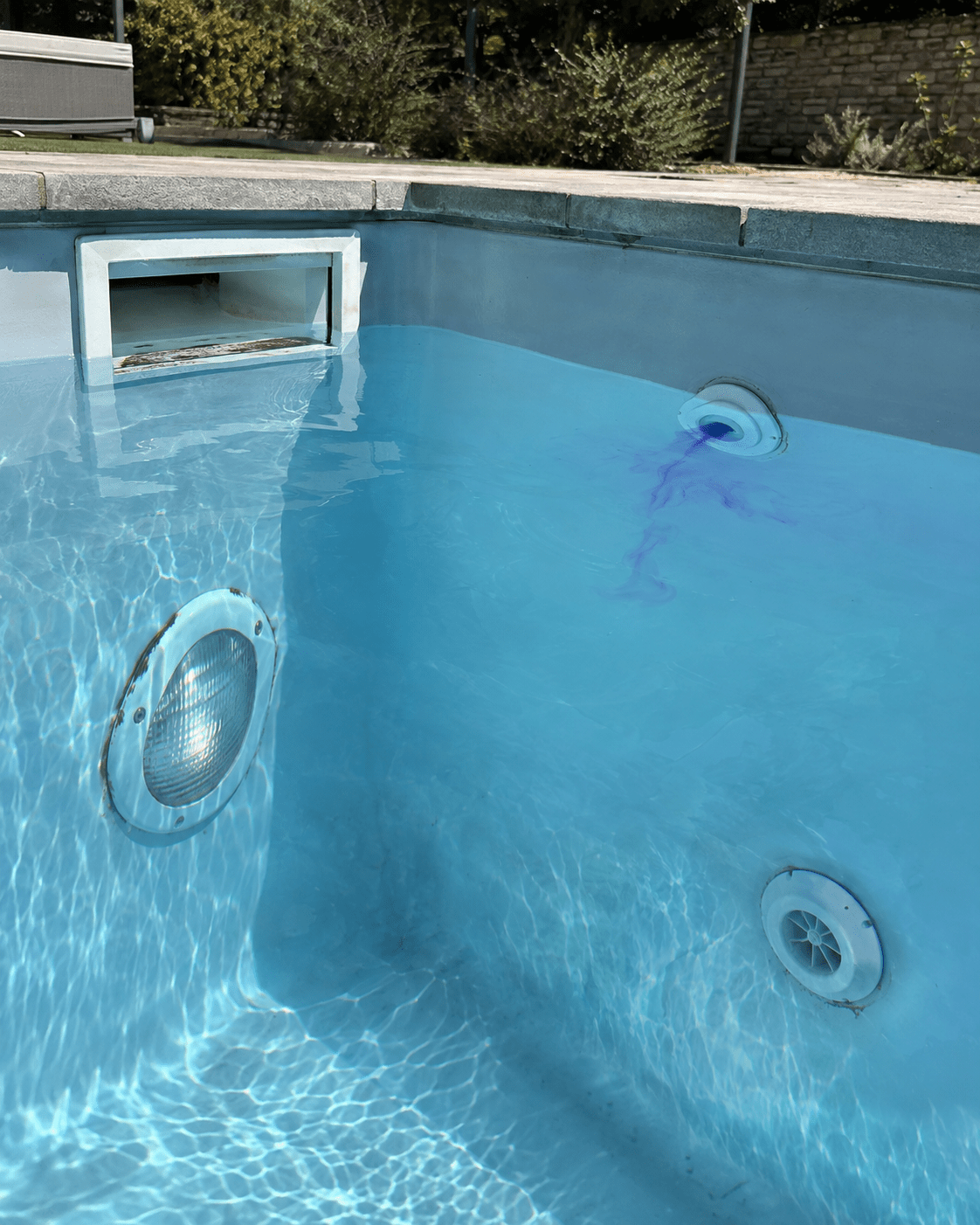 Piscine bleue et diffusion violette