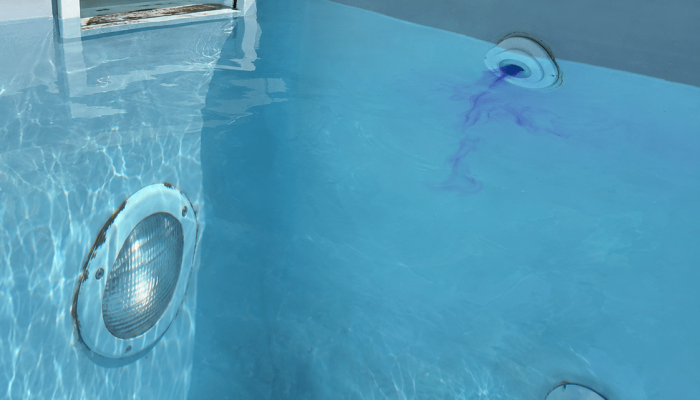 Piscine bleue et diffusion violette