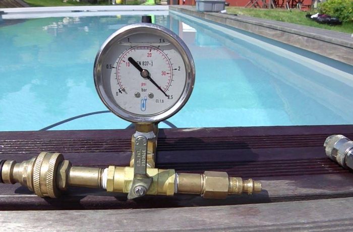 Recherche de fuites d'eau en piscine avec le test de pression réseaux - Detect Fuites spécialiste recherche dégâts des eaux Saint-Nazaire